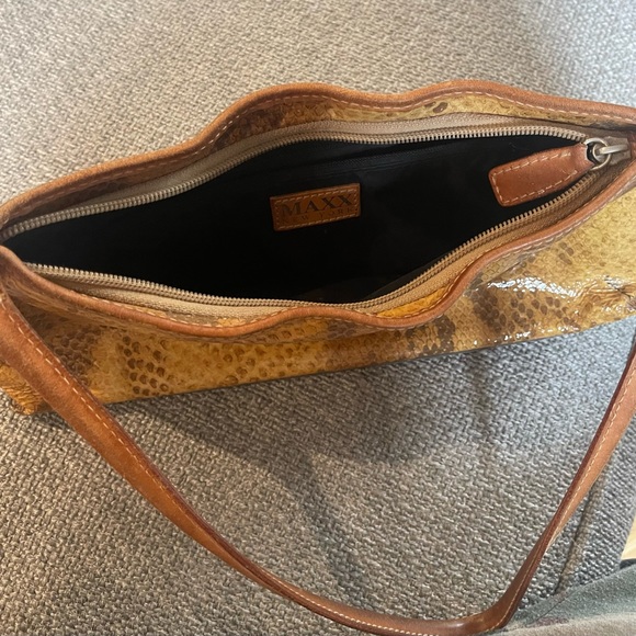 Gorgeous MAXX New York patent leather bag! - Picture 5 of 8